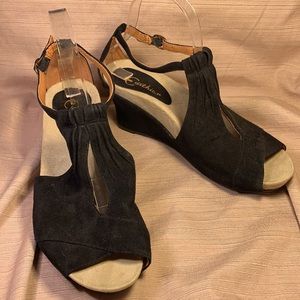 NWOT Earthies suede leather elegant wedge sandals